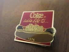 COCA-COLA Pin Brosche mit Hot Dog Motiv 1976 aus Jahrhundertsatz
