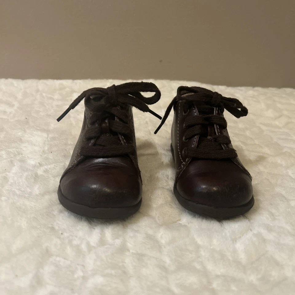 Zapatos de cuero marrón Stride Rite para niños pequeños Elliott en chocolate talla 4M Foto 2 de 4