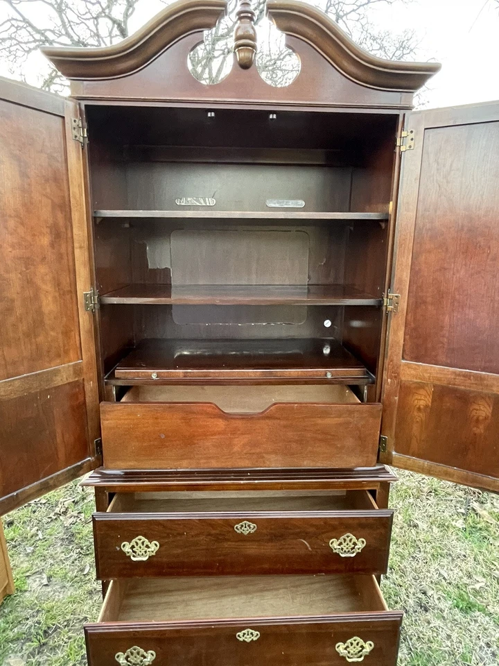 Armario antiguo de madera de caoba o muebles de dormitorio marrón de entretenimiento Foto 4 de 4