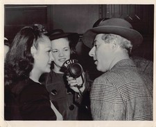 1939 Hombre Mujeres KOIL Radio Estación Micrófono Omaha Foto Nebraska Entrevista