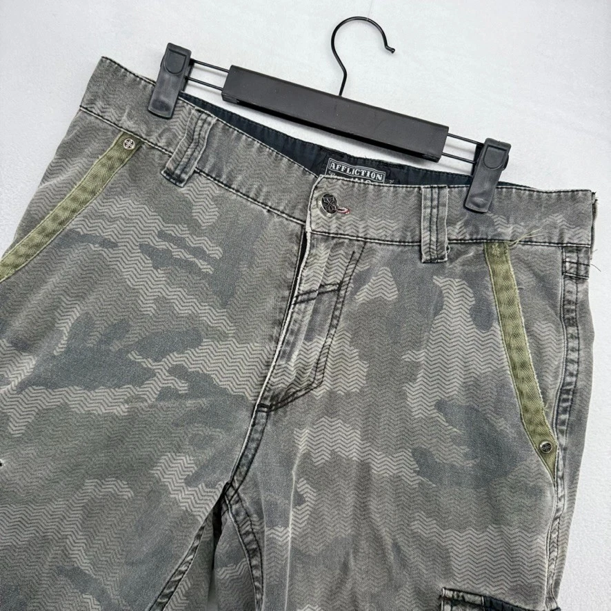 复古 Affliction 短裤男式 30 迷彩宽松滑板货物破旧 Y2K 90 年代 — 第 2/4 张图片