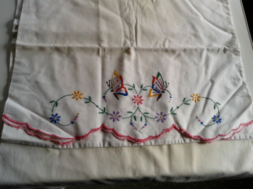 Two vintage white cotton? pillow cases embroidered with butterflies and flowers - Afbeelding 1 van 7