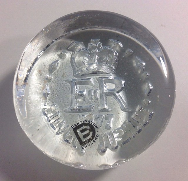 1977 Dartington Art Glass Commemorative Paperweight ER Silver Jubilee