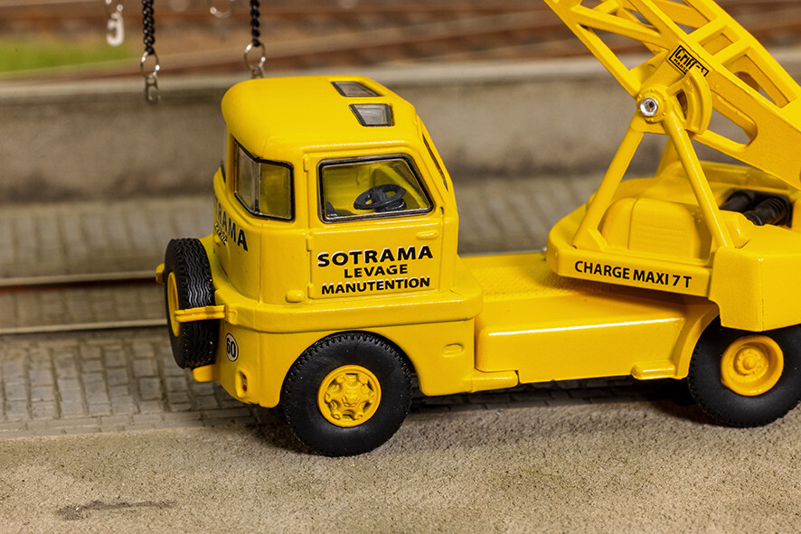 Grue Griffet de l'entreprise Sotrama RO 1032 pour charger wagons HO