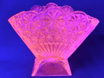 Green Vaseline glass Daisy & button pattern flower fan bud vase uranium selenium