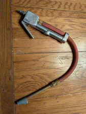 MILTON BAYONET STYLE TRUCK INFLATOR WITH BUILT IN GAUGE DUAL AIR OUTLETS 