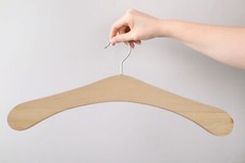 Cintre en pin cembro pour penderie, disponible à l'unité ou par 6