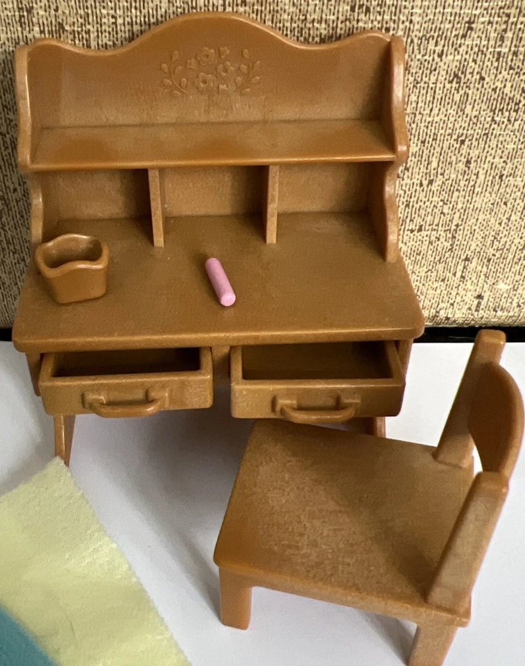 Lote de muebles de escritorio piano y cama Sylvanian Calico Critters Foto 2 de 4
