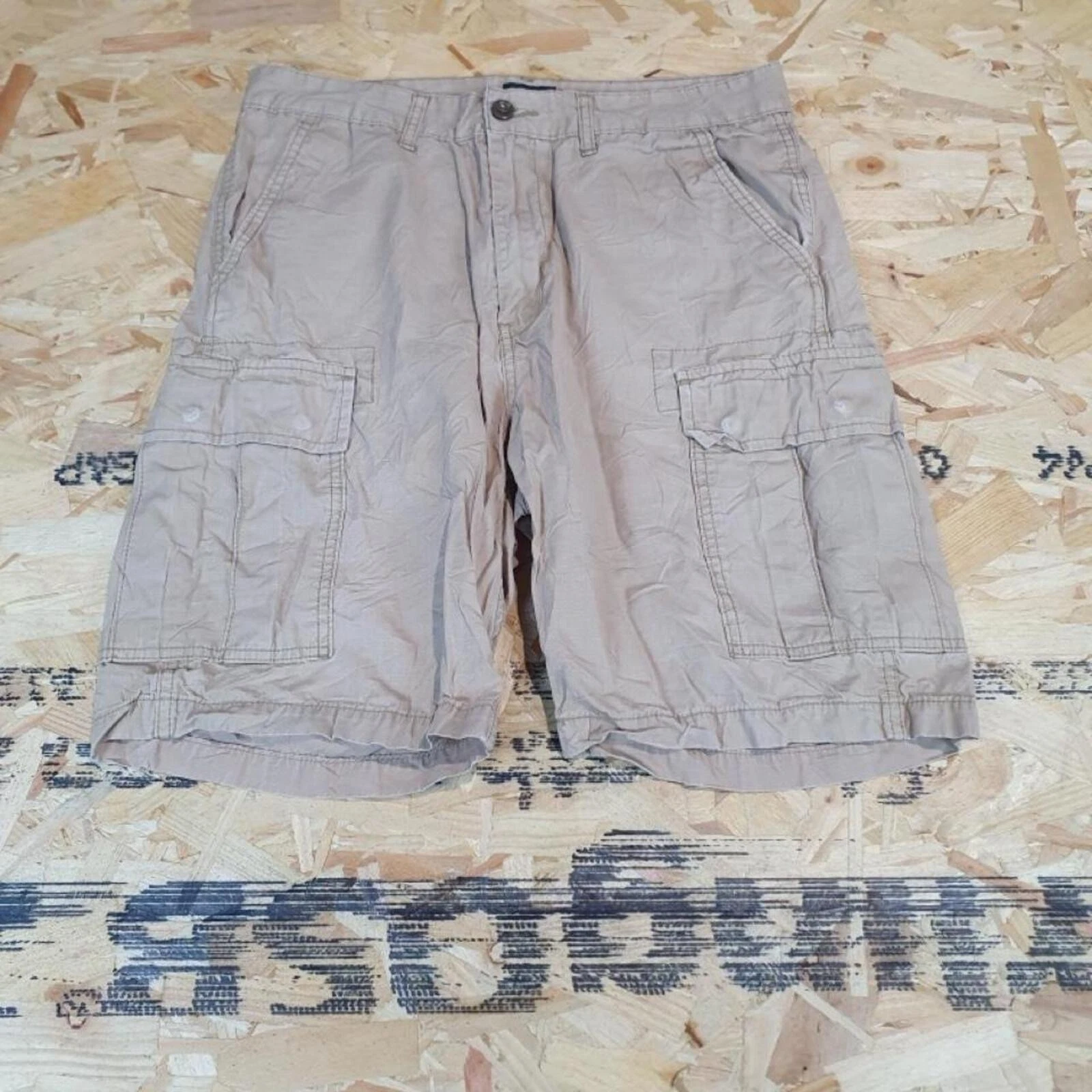 Vintage Levi’s Cargo Shorts Men’s 32W Beige Outdoors Casual DA546