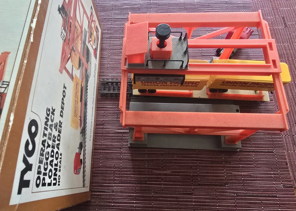 VTG TYCO Operating Piggyback Loader & Unloader Depot - Image 4 of 4