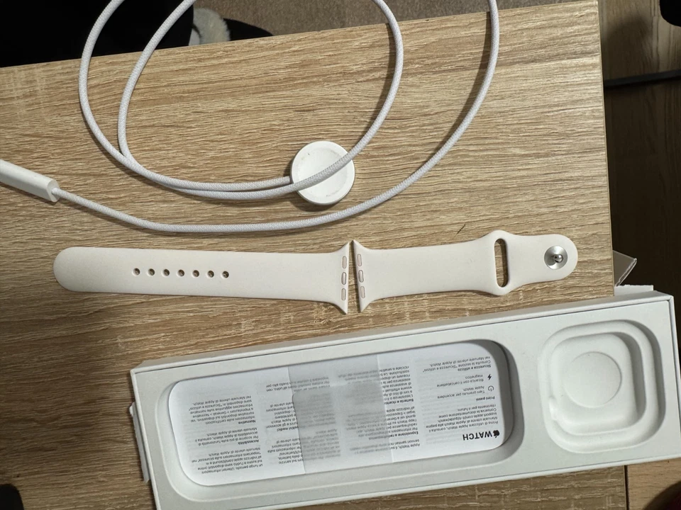 Apple Watch Series 10 GPS + Cellular, Cassa 42 mm in alluminio color oro rosa  - Immagine 2 di 3