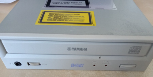 Vintage SCSI Yamaha CRW4416S 16x4x4 speed CDR/RW (Recordable/Re-Writeable) drive - Afbeelding 1 van 7