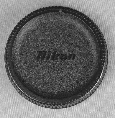 NIKON - Seltene Gehäuseabdeckung mit ''F'' Kratzung auf der Rückseite; 1960er Jahre.