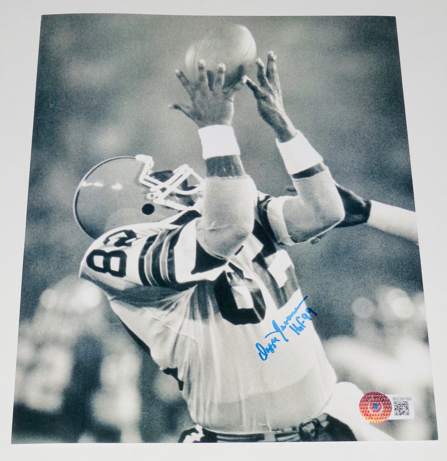 OZZIE NEWSOME AUTOGRAPHED 8X10 PHOTO (CLEVELAND BROWNS) - BECKETT COA! 