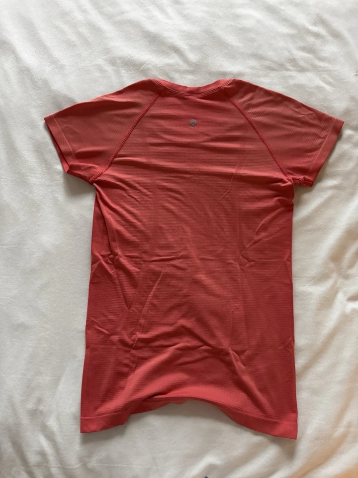 Camisa deportiva de manga corta para mujer Lululemon talla 8 Foto 3 de 4