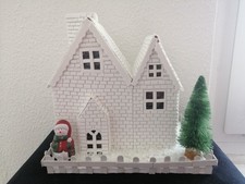 Selbstgebasteltes Weihnachtshaus mit LED Teelicht Dekoration