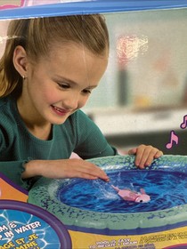 Fingerlings Baby Axolotl Alix Inflatable Pool Set Playset Pink