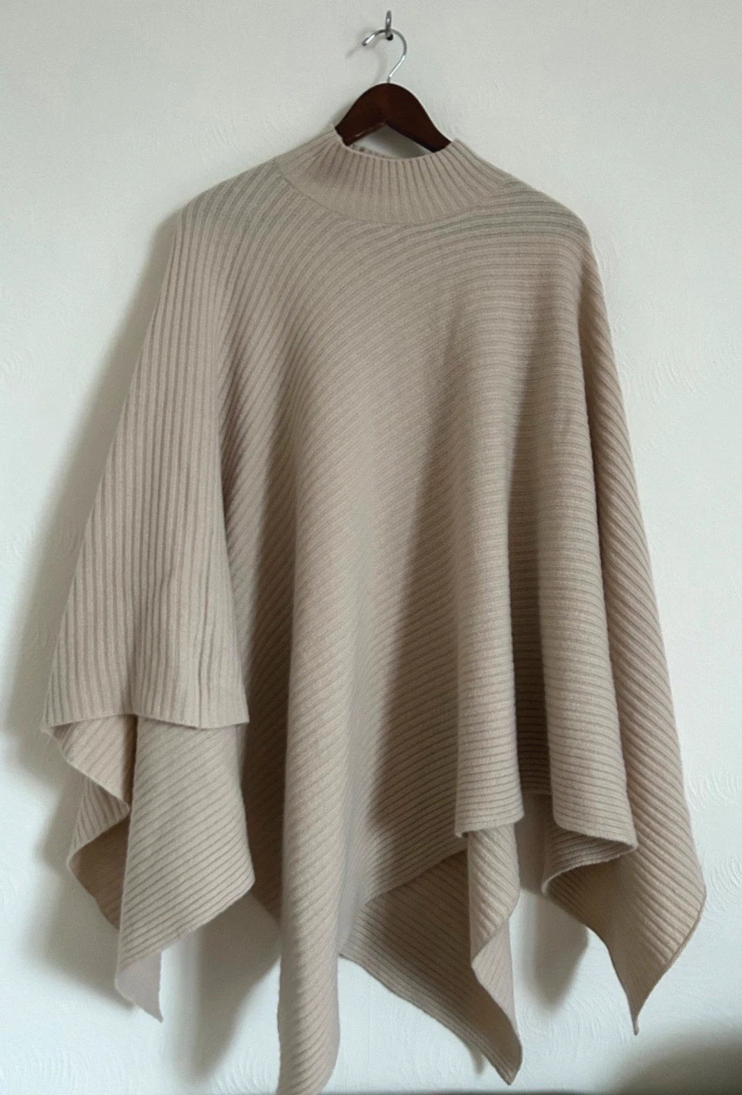 Reiss Poncho Cape Nude Megan Size Medium Large Cream Beige Wool Cashmere VGC
Opens in a new window o