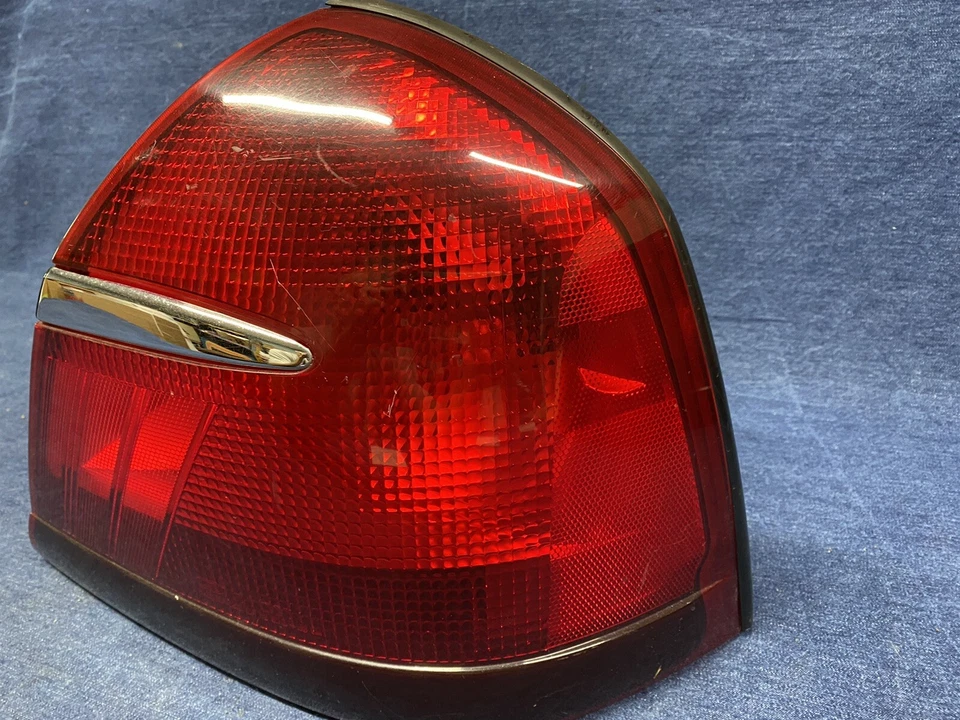 Правая тай-лампа 1998 1999 2000 2001 2002 Mercury Grand Marquis 3 лампы - Изображение 2 из 4