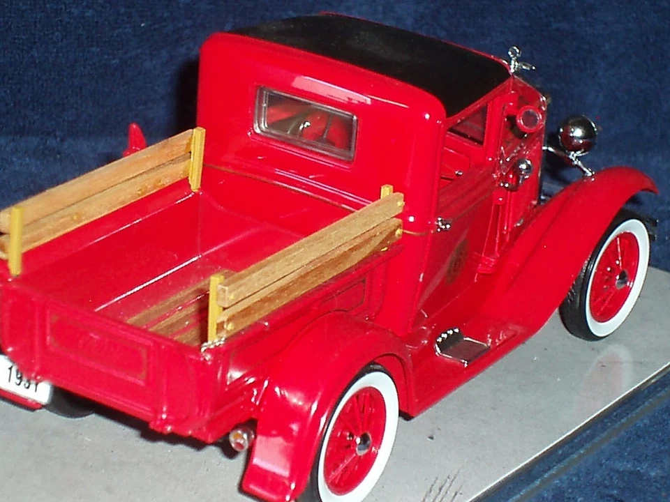 ROAD LEGENDS 1931 FORD FIRE CHIEF PICK-UP TRUCK 1/18 - Image 4 of 4