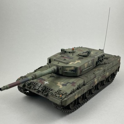 Built 1/35 Scale Ukrainian Tank Leopard 2A4 Revell, Hand painted Tank Model