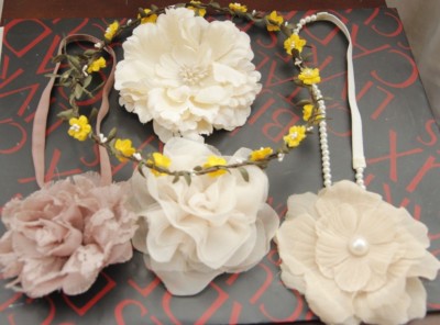 WUNDERSCHÖNER BLUMEN BOHO HIPPIE SCHMUCK X FÜNF PEACES, VIER *NEU* EINER GEBRAUCHT