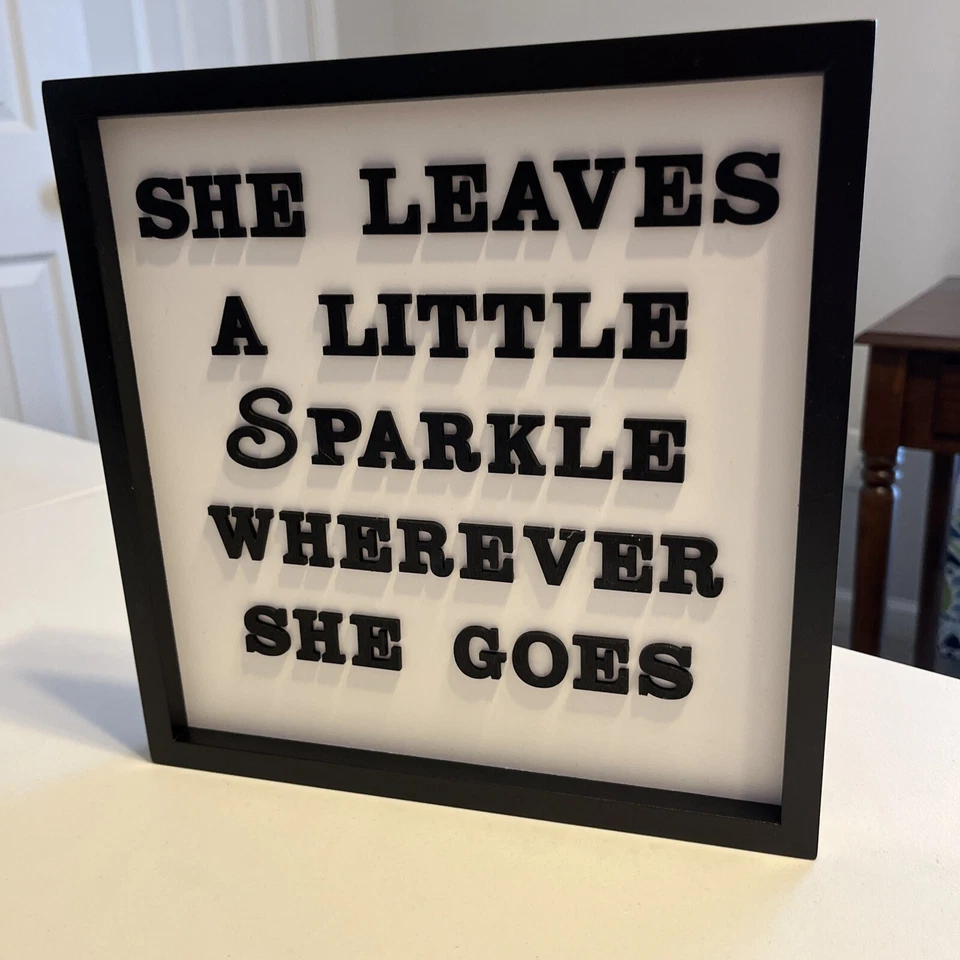 "Letrero de madera She Leaves A Little Sparkle Wherever She Goes enmarcado en MDF cita 10""x10""" Foto 2 de 3
