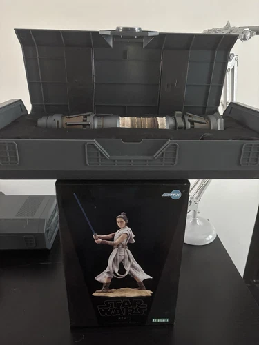 Kotobukiya Rey 1:7 Figure & Disney Legacy Lightsaber Hilt w/ case
