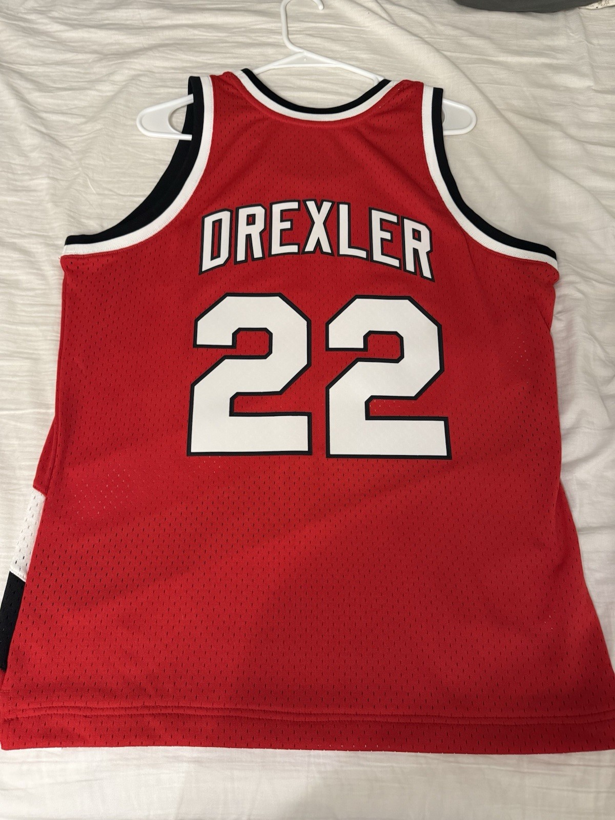 clyde drexler mitchell and ness jersey Size Large