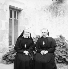 COULONGES SUR L'AUTIZE c. 1960 - Nuns - Negative 6x6 - NAQ 223