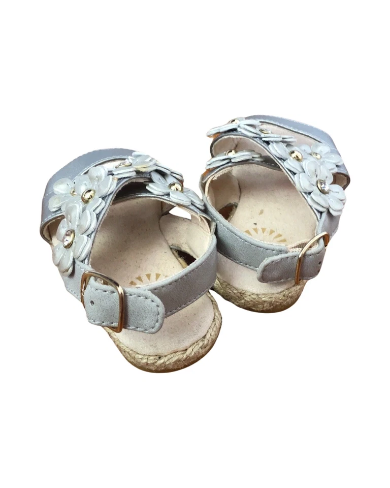 Sandalias planas plateadas brillantes UGG Shoes Allairey talla 6 niño pequeño Foto 3 de 4