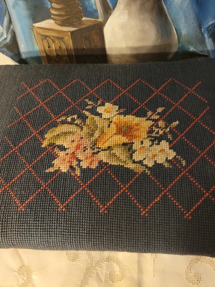 Винтажный антикварный деревянный табурет 1929 г. с вышивкой в цветочек - Изображение 2 из 4