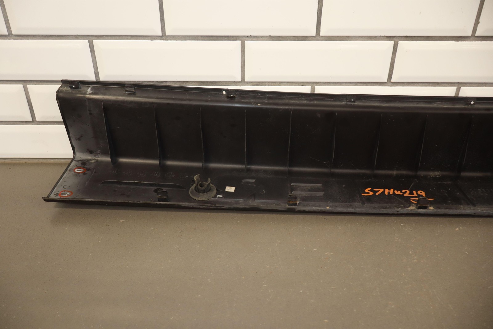 06-09 Hummer H2 SUV Rear Center Bumper Cover Section *Missing Tabs*