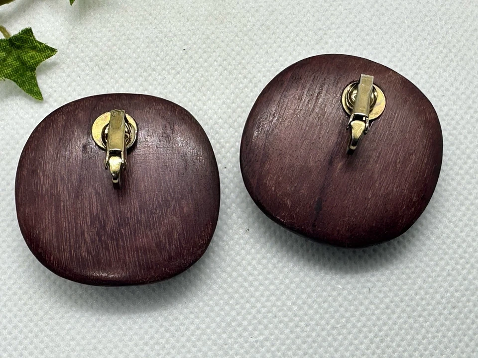 Pendientes de clip únicos vintage de madera roja Foto 3 de 4