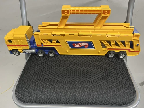 Vintage 1986 Hot Wheels Semi Truck Trailer Transporter Car Hauler Carrying Case