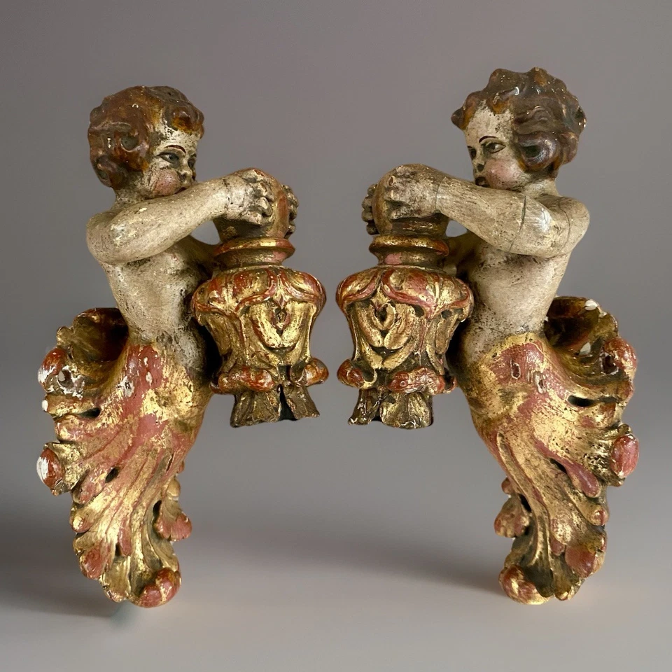 Par arquitectónico de soportes de altar Putti policromados tallados italianos del siglo XVIII Foto 2 de 4