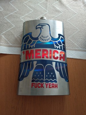 64 Unzen Edelstahl JUMBO Flachmann ''Merica'' mit einem Adler Aufkleber.