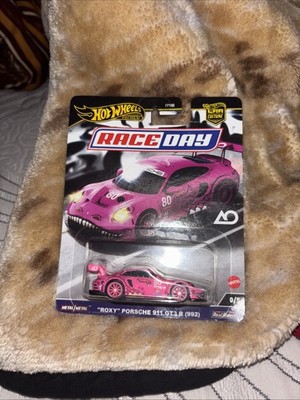 レースデイ - ロキシー”ポルシェ 911 GT3 R (992) チェイスカー レース