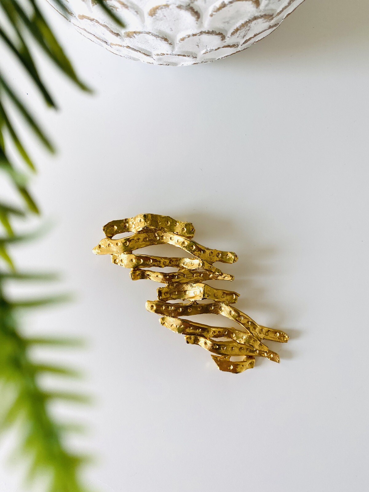 Broche Vintage Signée Linda Hattab Paris - Style Brut Moderniste En Métal Doré