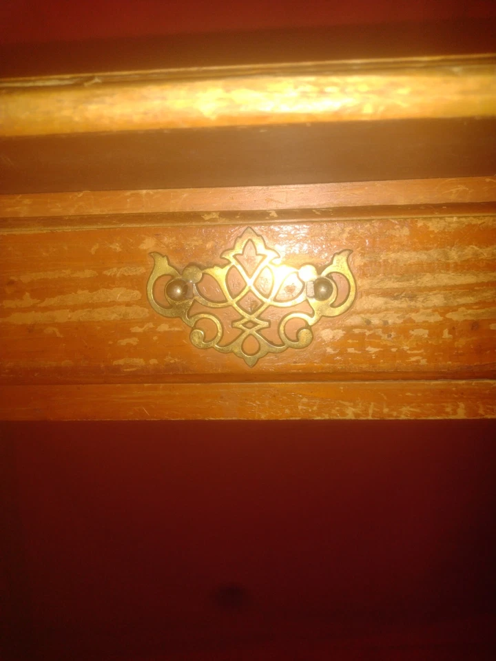 Mesa auxiliar grande de nogal de American tm. De Martinsville. Foto 3 de 4