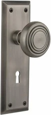 Nostalgic Warehouse New York Plate with Keyhole Deco Knob, Privacy - 2.75" 