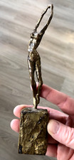 Jolie petite sculpture contemporaine corps femme fer doré XXème