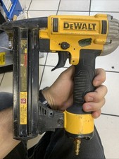 Cloueuse pneumatique d'occasion DEWALT DWFP12233 (QUC026685)