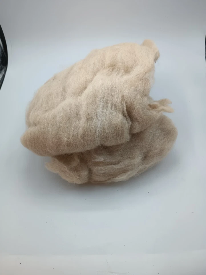 100% Haucaya Alpaca Cardada Batt Roving 3oz - Fiação Natural Fawn Claro - Imagem 2 de 4