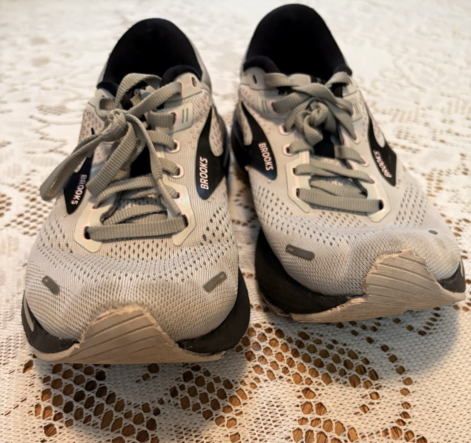 Brooks Adrenaline GTS 22 Running Shoes Women’s Size 9 Gray Black Stability