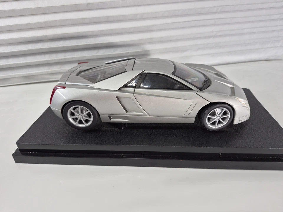 ***** Veículo conceito Cadillac Cien V-12 prata estado perfeito 1/18 Hot Wheels em suporte - Imagem 4 de 4