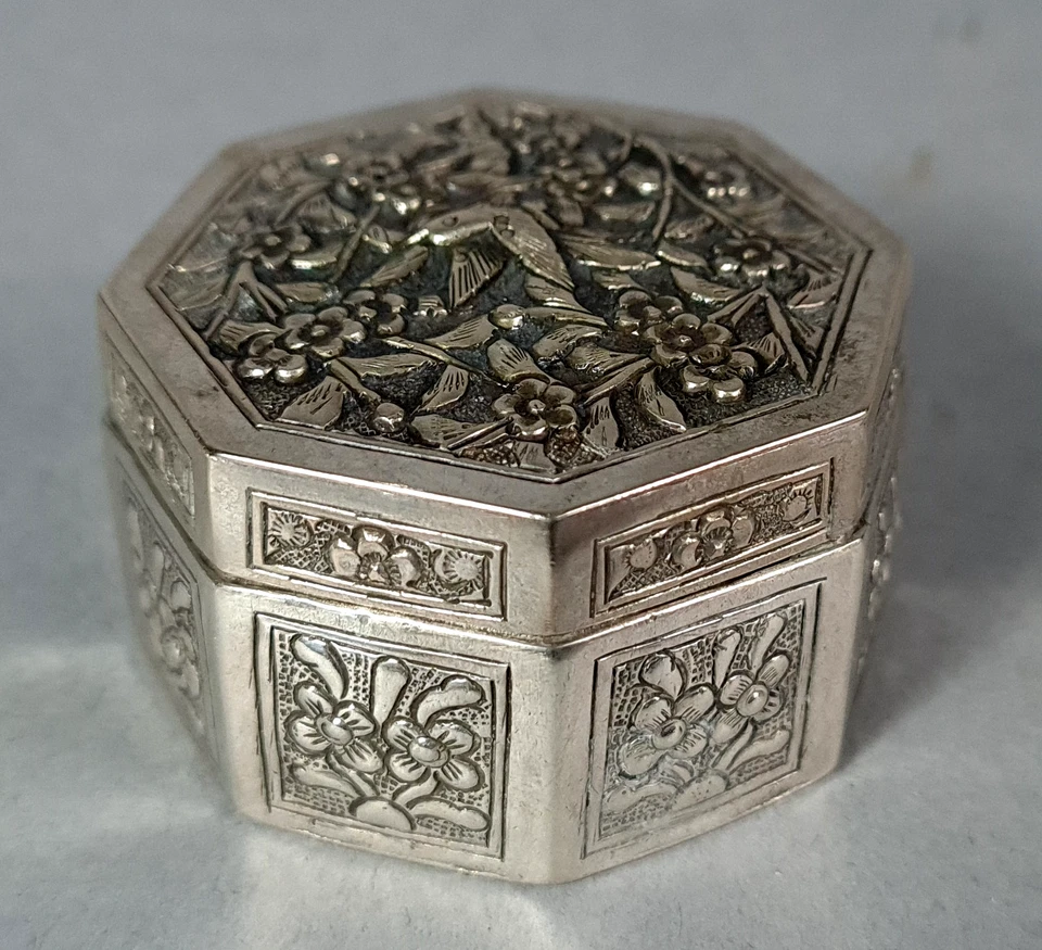 Chine ancienne boite argent, décor volati et floral.  54 gr C782 - Photo 2/4