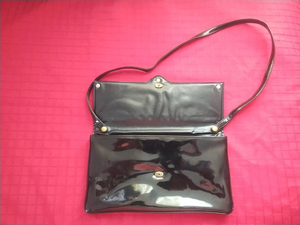 Cartera clutch retro de charol negro con decoraciones Lucite y metal 7x12" Foto 3 de 4