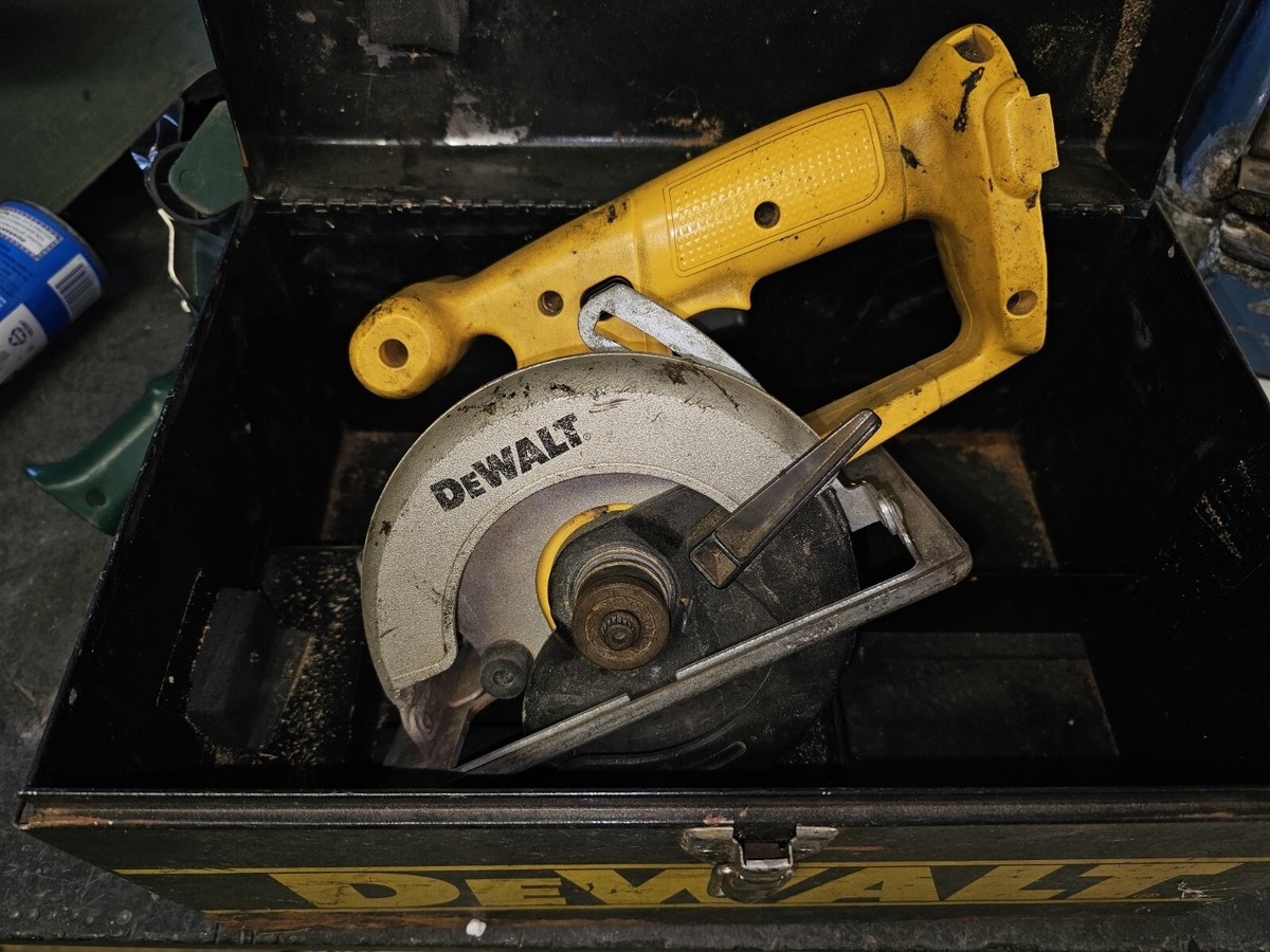 DeWalt DW935 Circular Saw 5-3/8 Trim Saw With Case