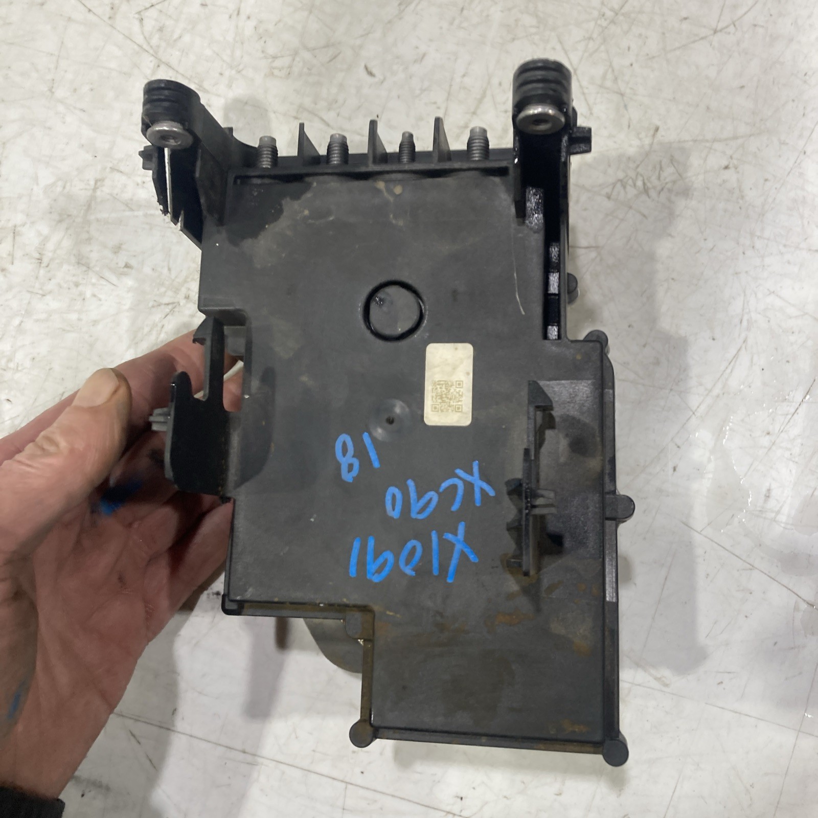 READ 2018 Volvo XC90 T6 Battery Terminal Junction Fuse Box 31652213